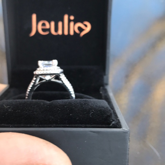 Engagement ring - Picture 3 of 4